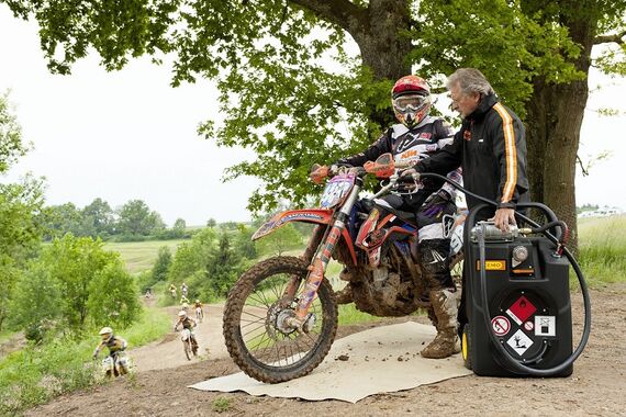 Mobilná nádrž na benzín TROLLEY 60 L s ručnou pumpou